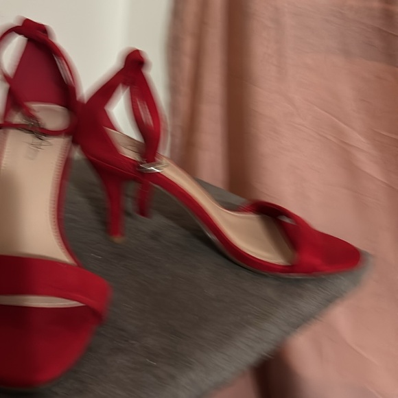 Red high heels, very good condition only worn once - Picture 3 of 4